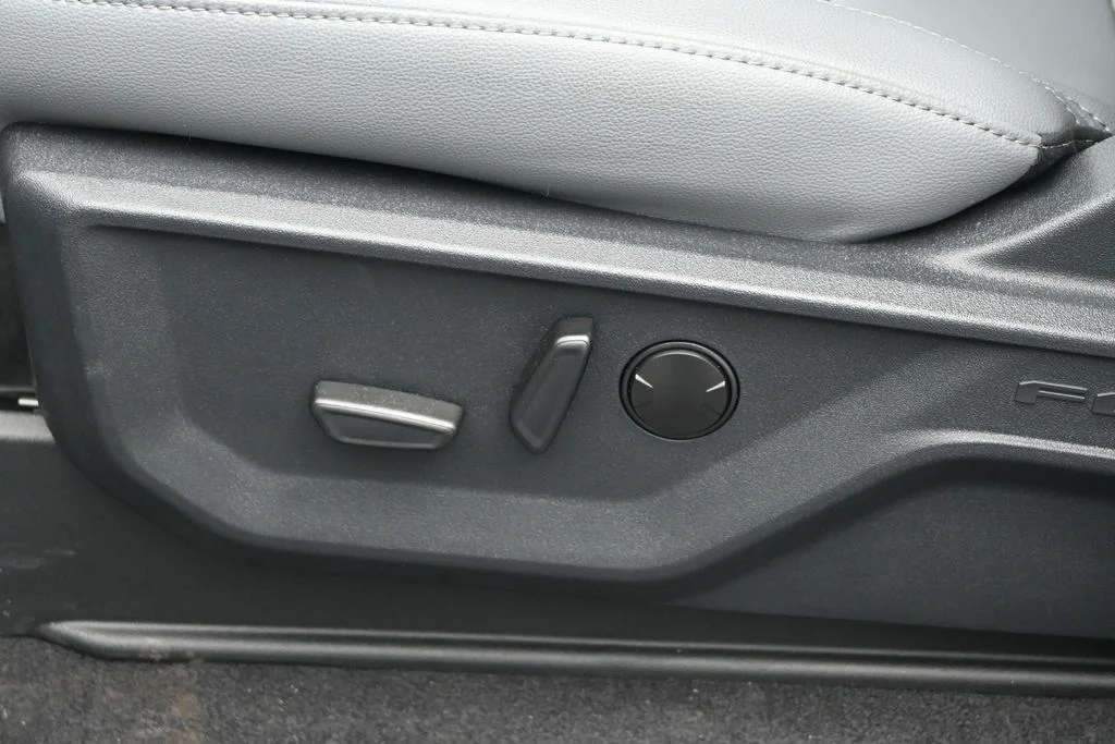 2025 Ford F-150 Lightning Flash - Photo 9
