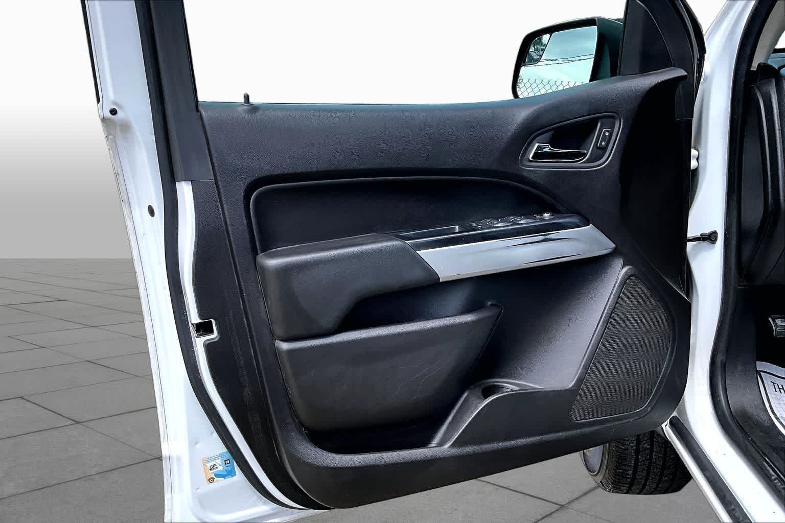 Used 2018 Summit White Chevrolet 2WD LT image 22