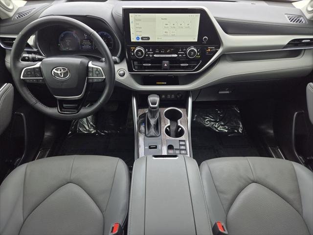 Certified Used 2025 RUBY FLARE PEARL Toyota  image 28