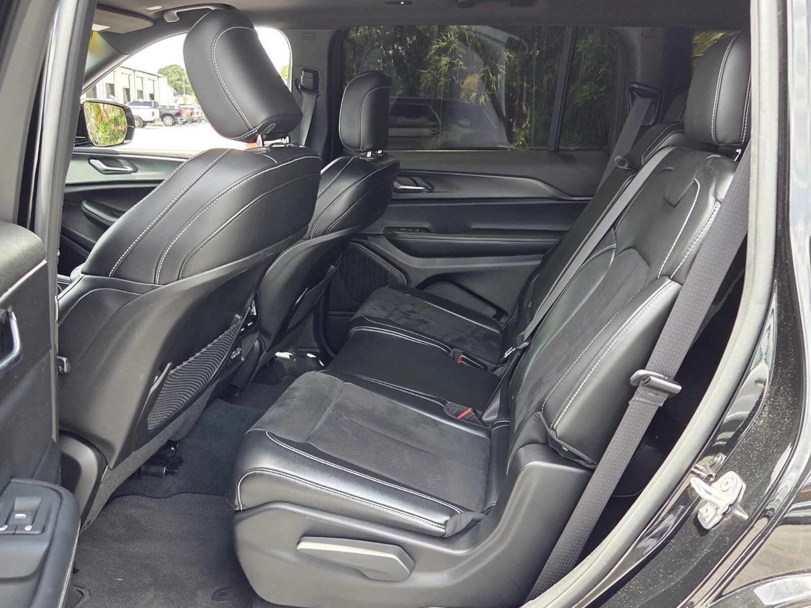 Used 2024 Diamond Black Crystal Pearlcoat Jeep Altitude X image 10