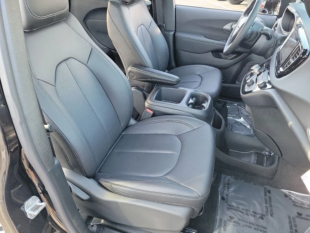2025 Chrysler Voyager LX - Photo 15