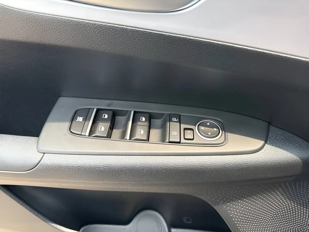 Used 2024  Kia LXS image 23
