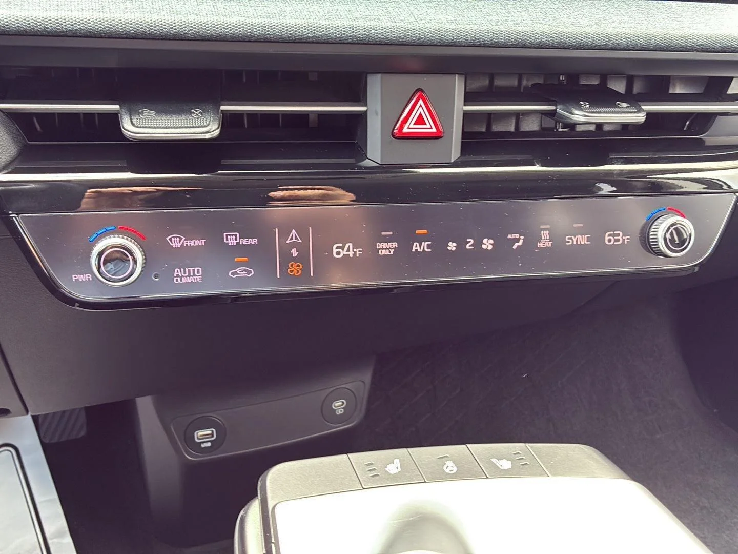 Used 2024 Snow White Pearl Kia Light Long Range image 36