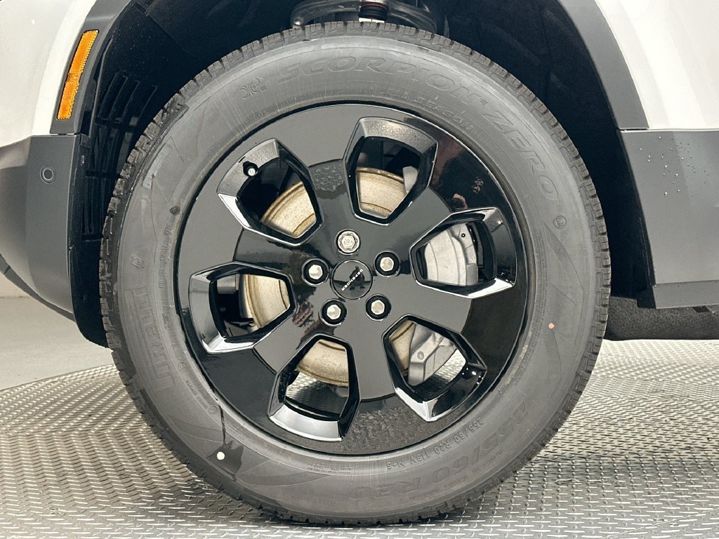 New 2026 Fuji White Land Rover S image 5