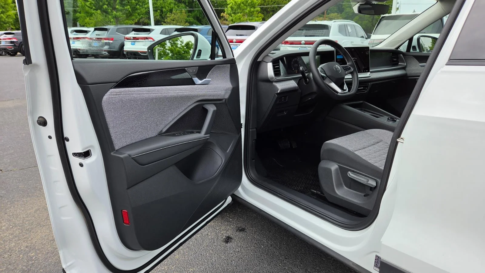 New 2026 pure white Volkswagen S image 17