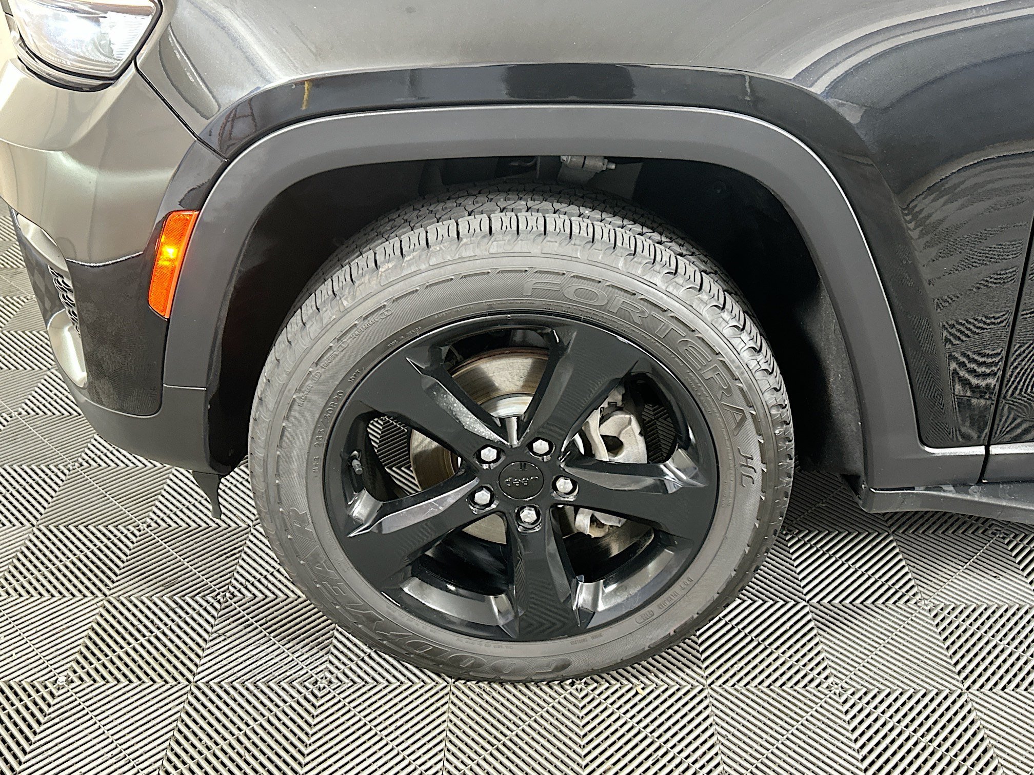 Used 2023 Diamond Black Crystal Pearlcoat Jeep Altitude image 11