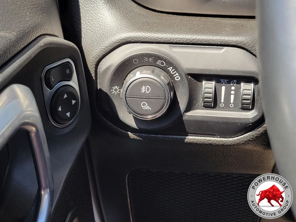 Used 2022 White Jeep Sport image 28