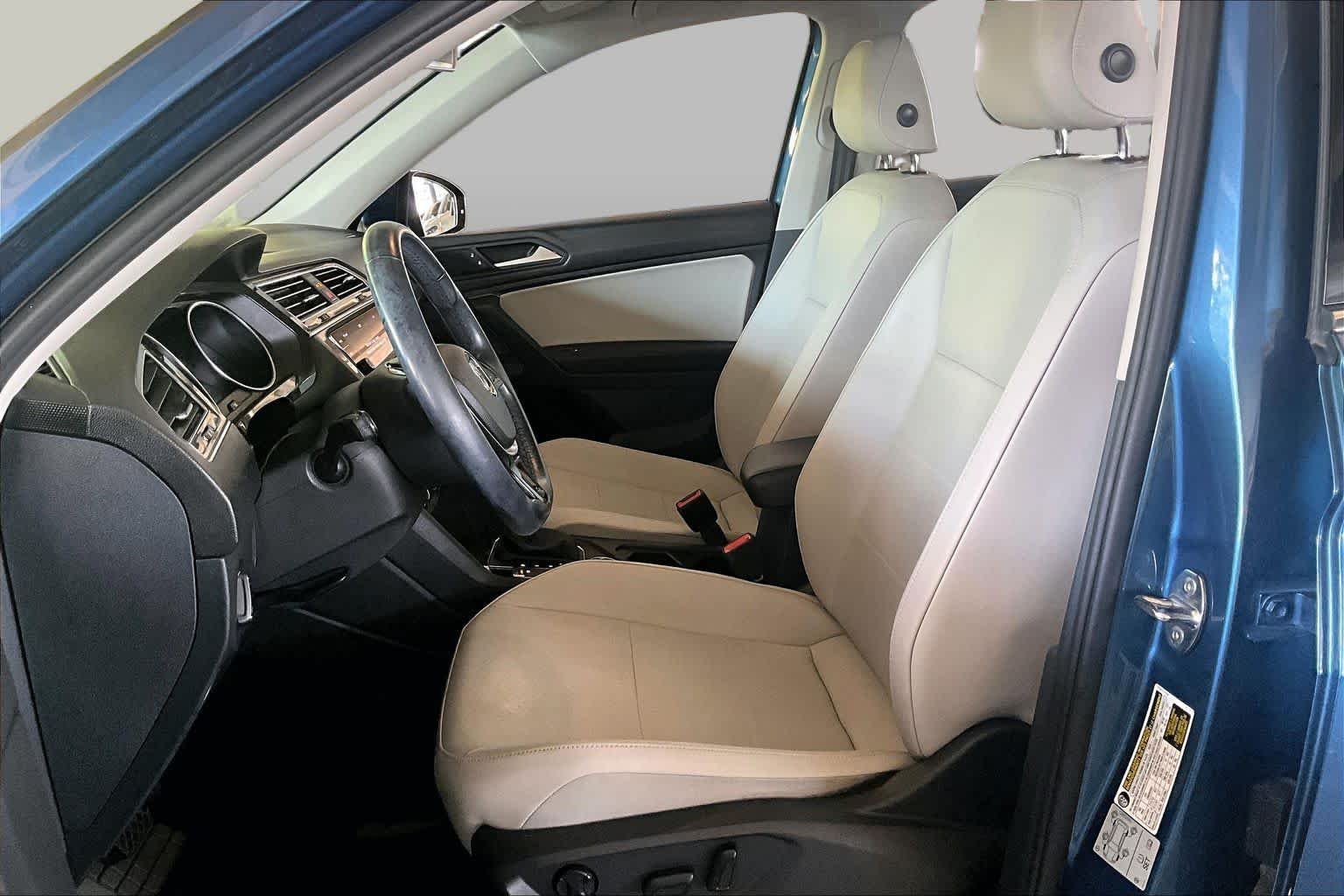 Used 2019 Silk Blue Metallic Volkswagen SE image 7