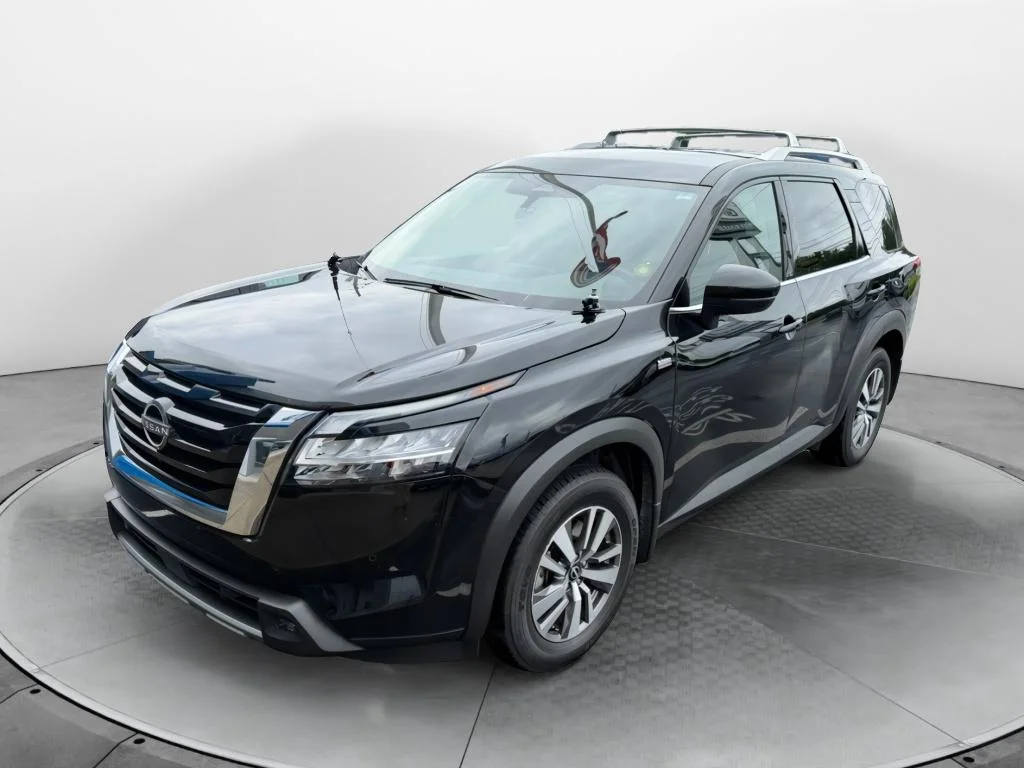 Used 2022 Black Nissan SL 4WD image 1