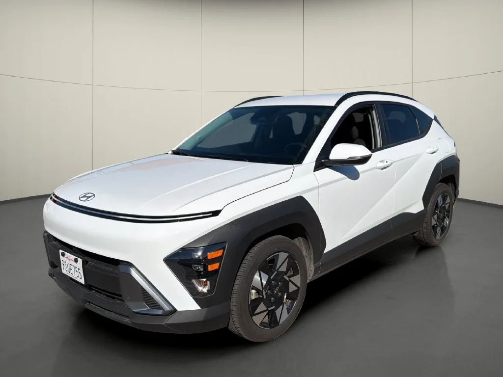 Used 2025 White Hyundai SEL image 3
