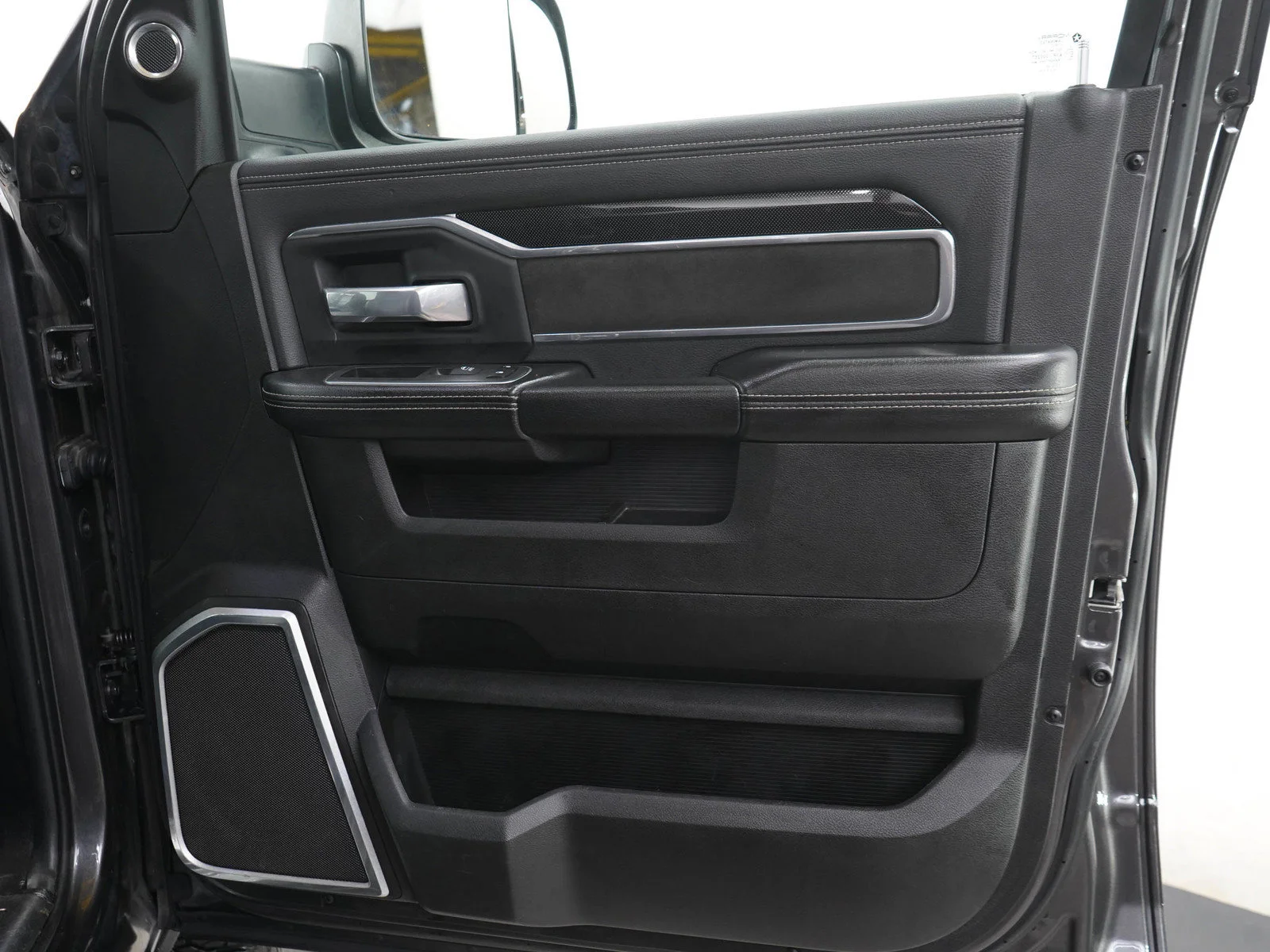 Used 2022 Granite Crystal Metallic Clearcoat Ram Laramie image 9