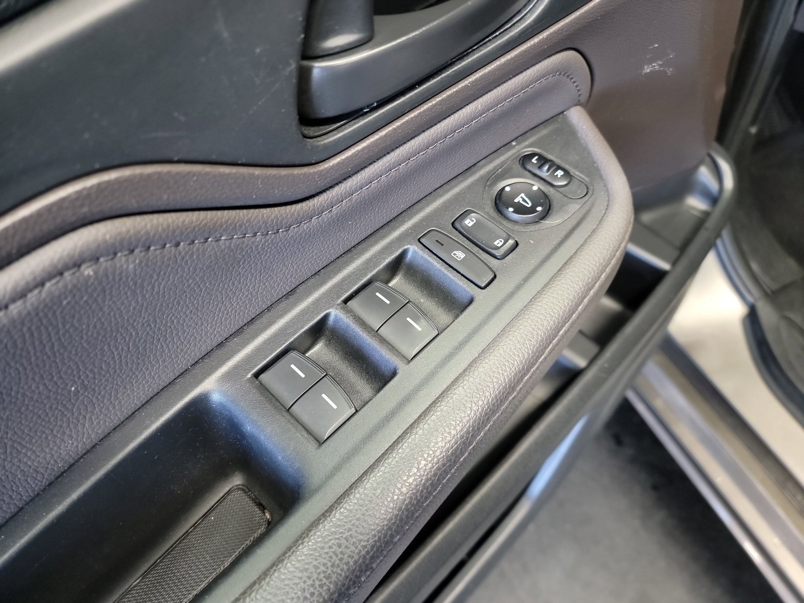Used 2018 Modern Steel Metallic Honda Touring image 13