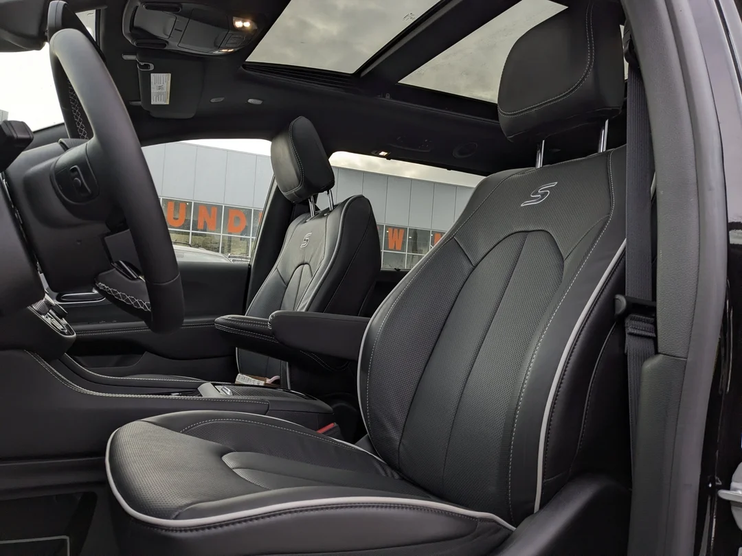 New 2026 Black Chrysler Limited - - AWD - 360 Camera - Vented Seats - AWD System - Remote Start & More! image 14