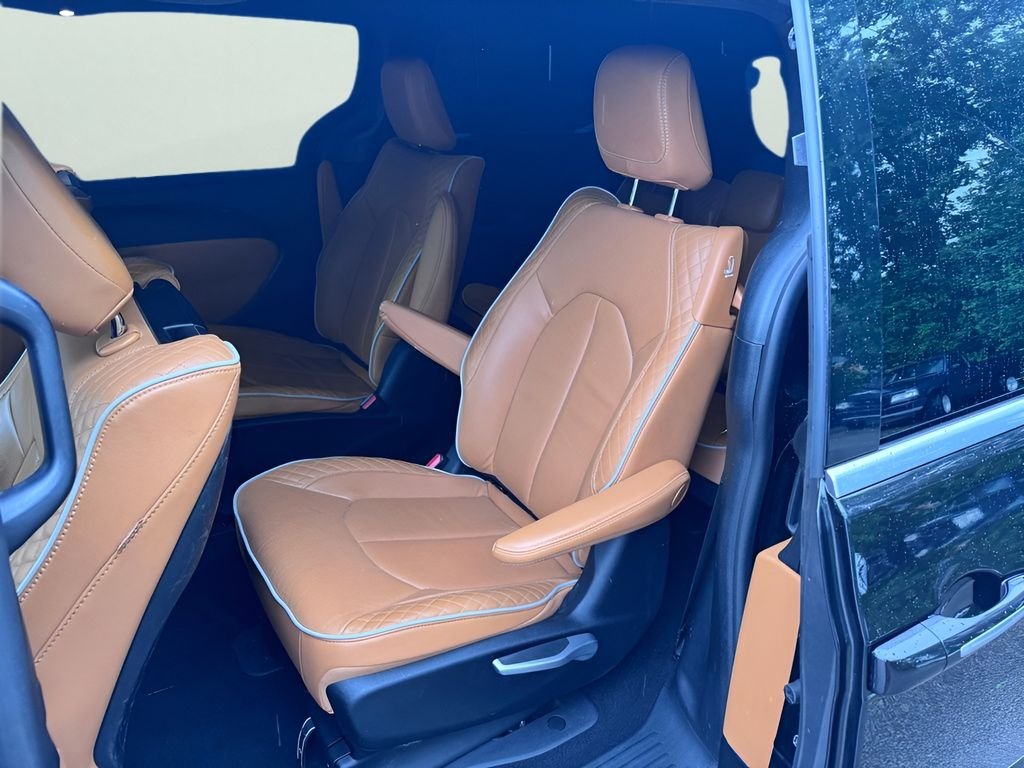 Used 2023 Brilliant Black Crystal Pearlcoat Chrysler Pinnacle image 9