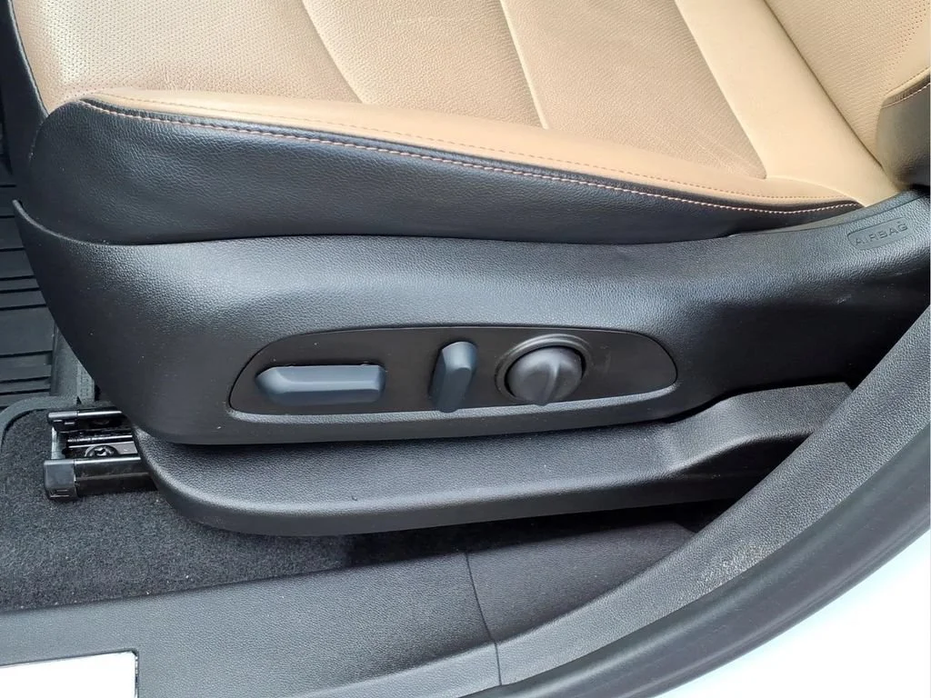 Used 2023 SUMMIT WHITE Chevrolet Premier image 19
