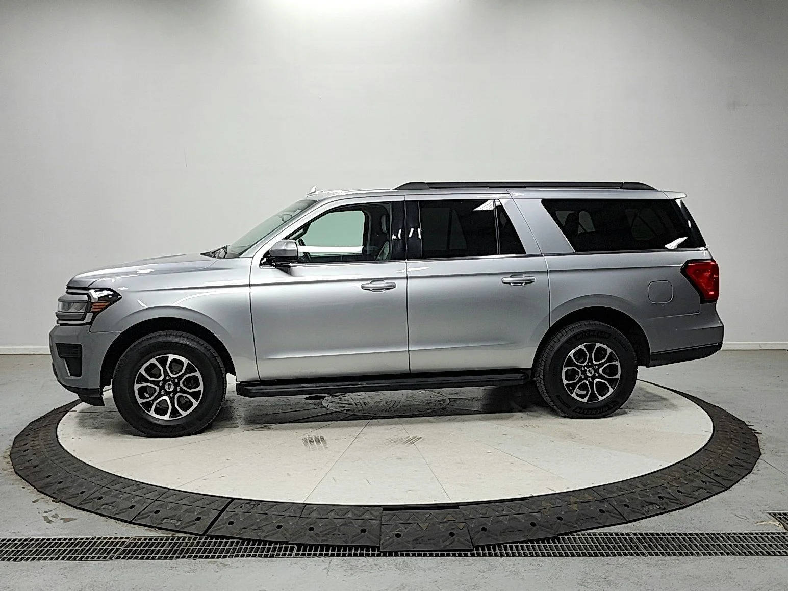 Used 2024 Silver Ford XLT image 4