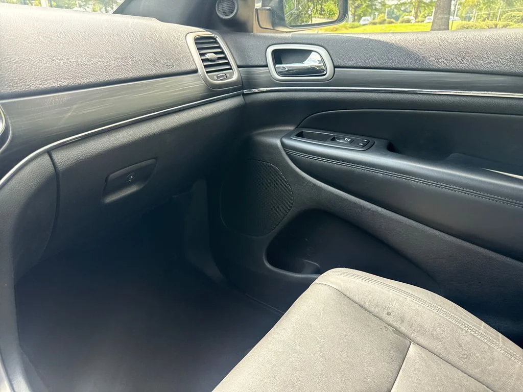 Used 2020 Diamond Black Jeep Limited image 17
