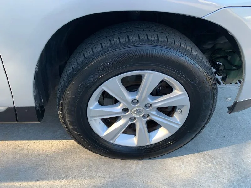 Used 2011 Silver Toyota Sport Utility 4D image 35