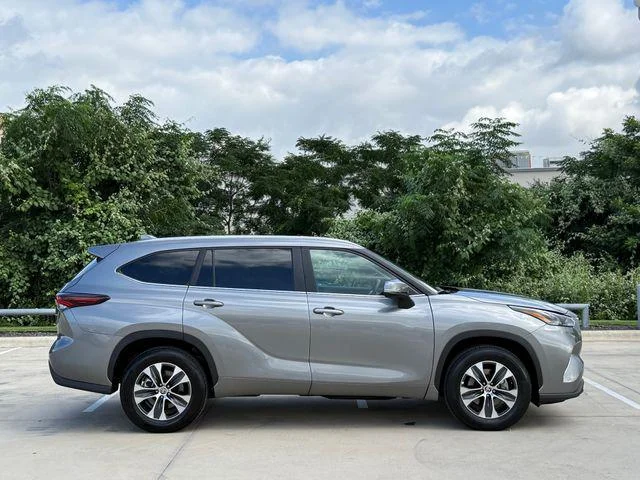 Certified Used 2025  Toyota XLE image 35