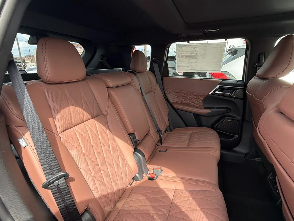 New 2026 White Diamond Mitsubishi SEL image 19