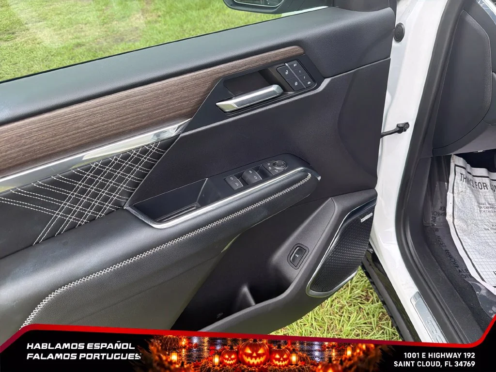 Used 2024 White Frost Tricoat GMC Denali image 13