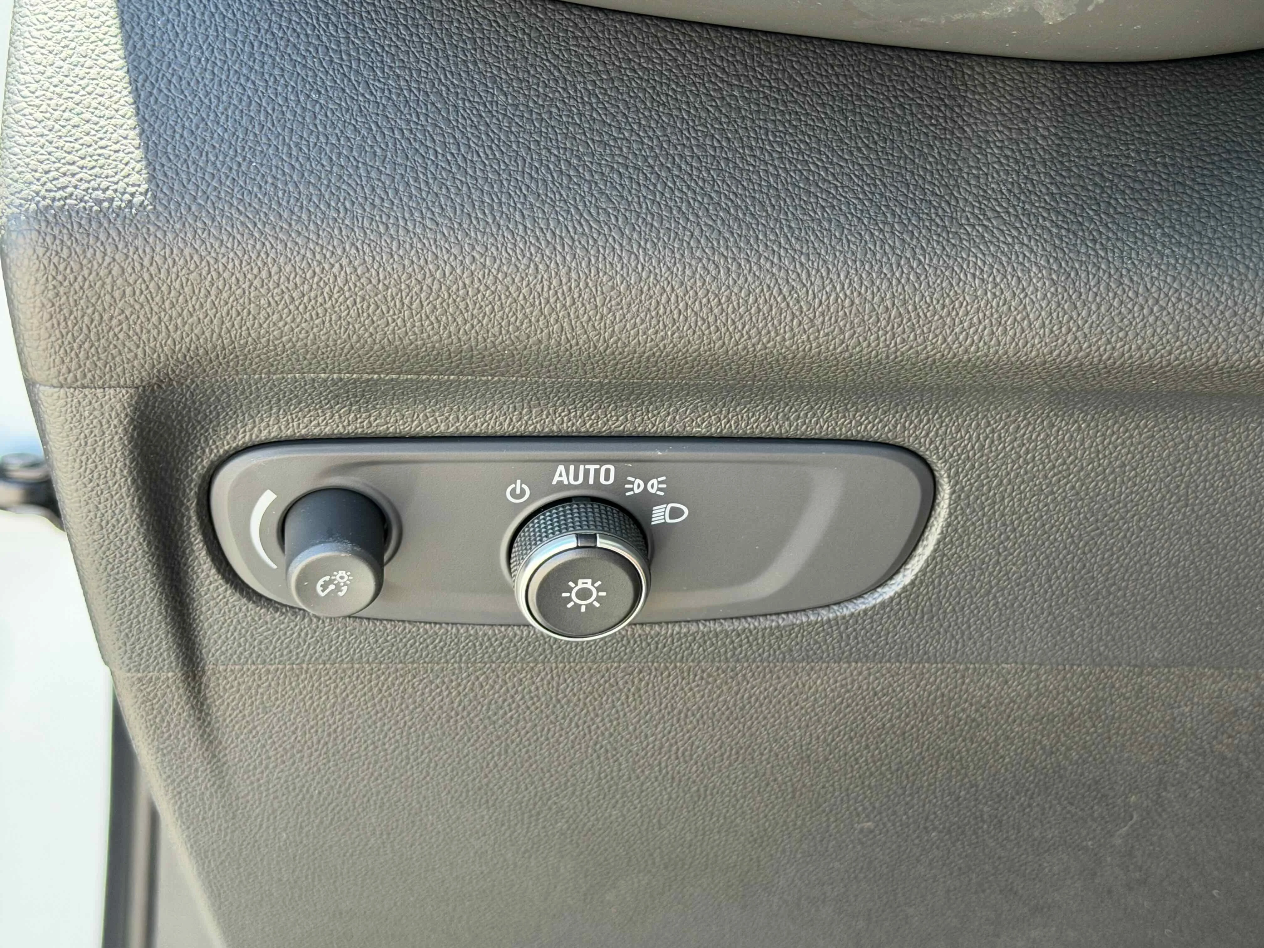 Used 2022 Summit White Buick Preferred image 25