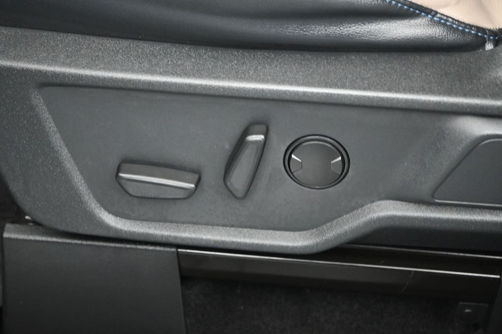 Used 2023 Silver Ford Wildtrak image 10