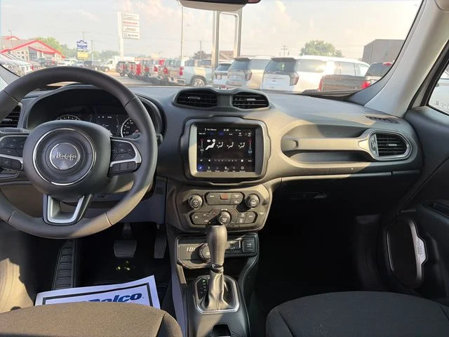 Used 2023 Alpine White Clearcoat Jeep Latitude image 15