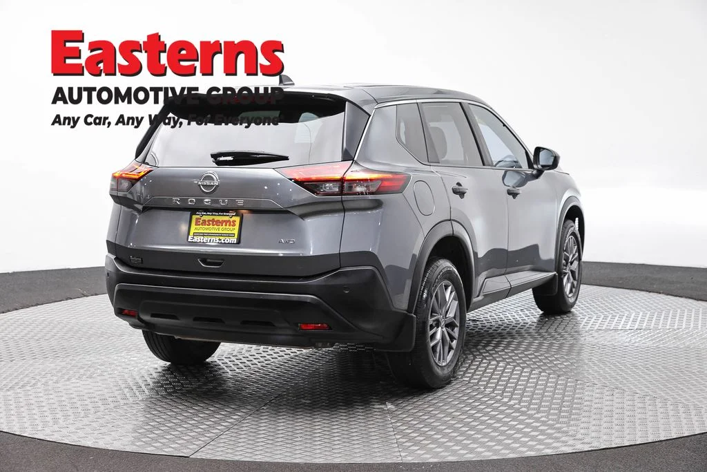 Used 2023 Gray Nissan S image 5