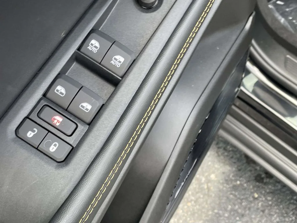New 2026 Diamond Black Crystal Pearlcoat Jeep Laredo image 25