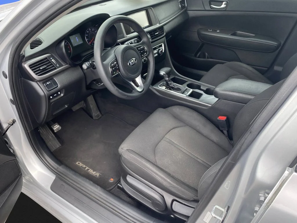 Used 2017 Sparkling Silver Kia LX image 11