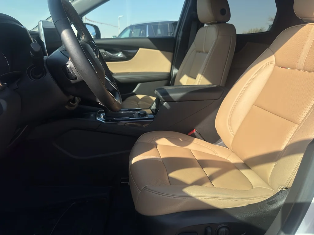 Used 2025 Iridescent Pearl Tricoat Chevrolet Premier image 11