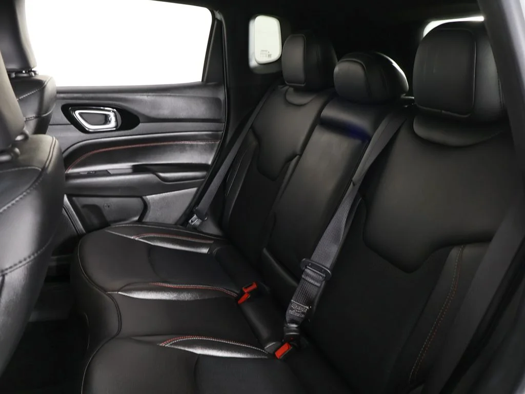 Used 2025 Bright White Clearcoat Jeep Trailhawk image 30