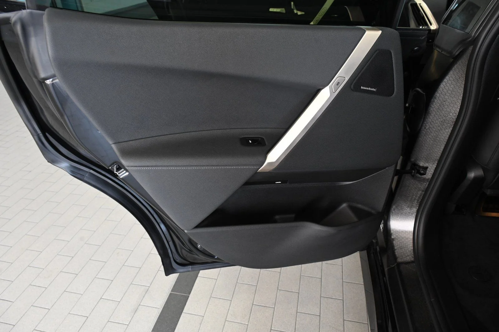 Used 2024 Black Sapphire Metallic BMW xDrive50 image 15