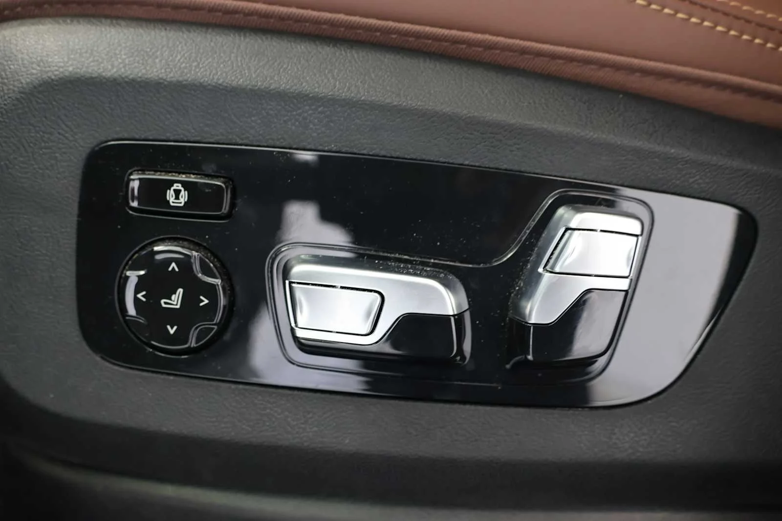 Certified Used 2025 Brooklyn Grey Metallic BMW xDrive40i image 14