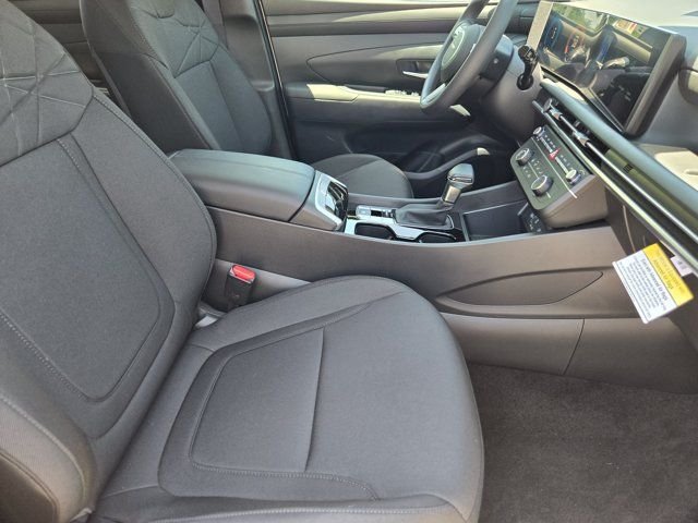 Used 2025 White Hyundai SE image 9