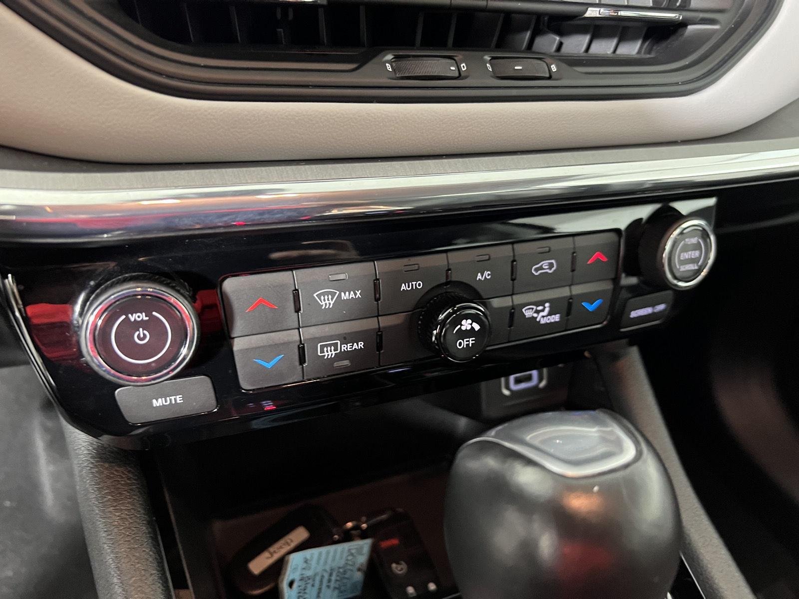 Used 2022 Diamond Black Crystal Pearlcoat Jeep Limited image 10