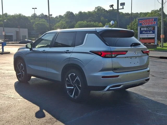 Used 2022  Mitsubishi  image 4