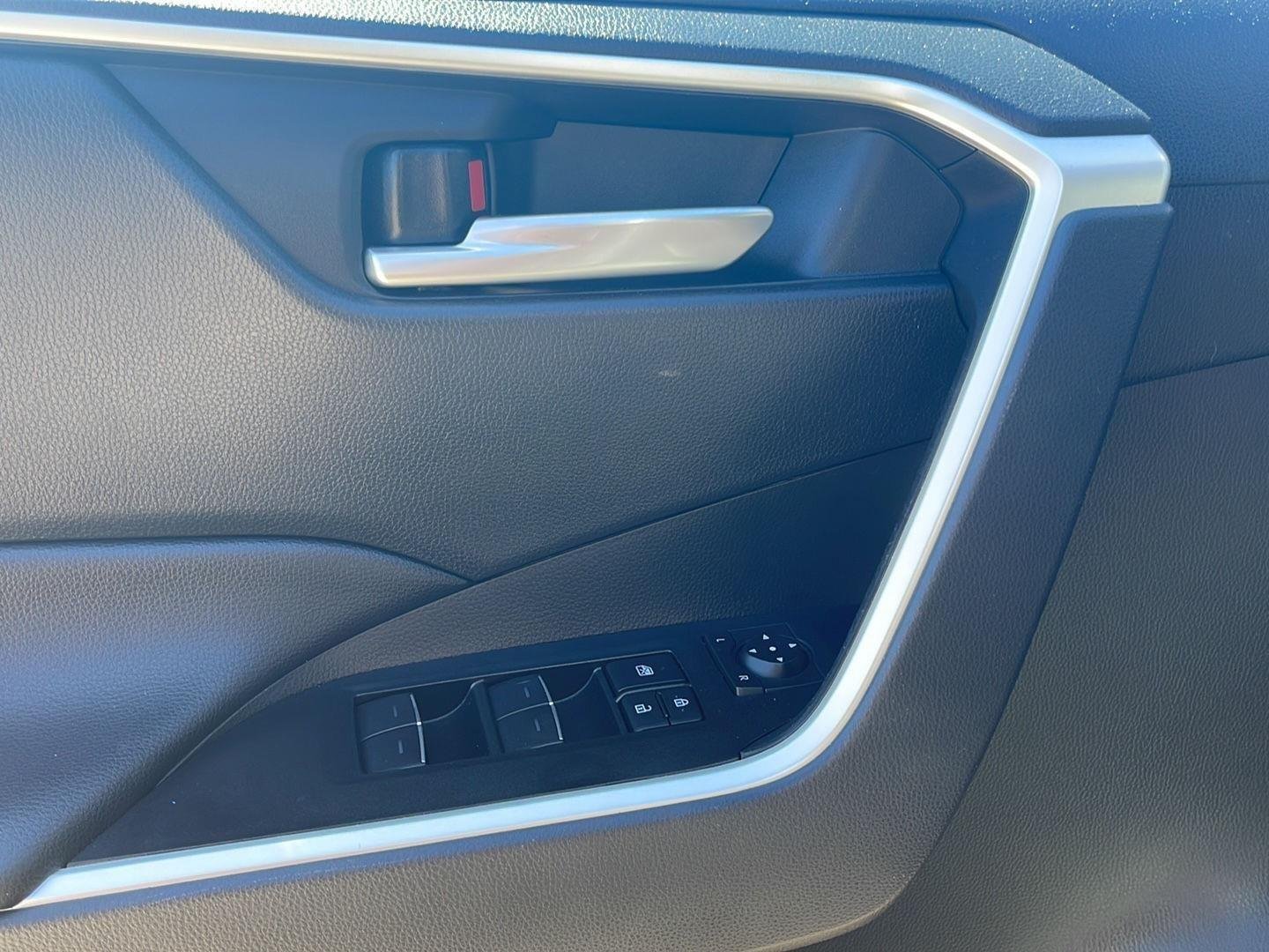 2025 Toyota RAV4 XLE - Photo 18