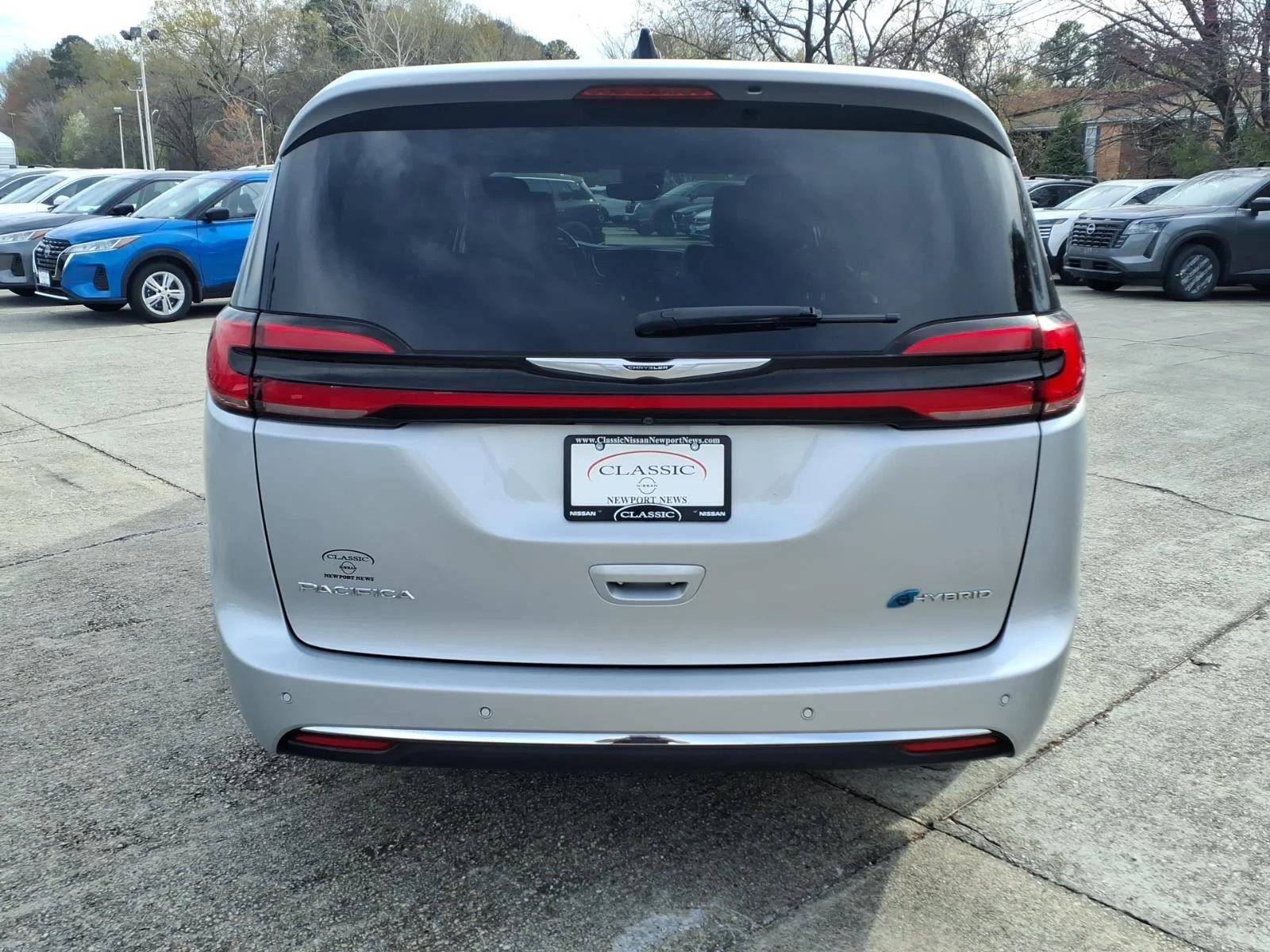 Used 2023 Silver Mist Clearcoat Chrysler Hybrid Touring L image 8