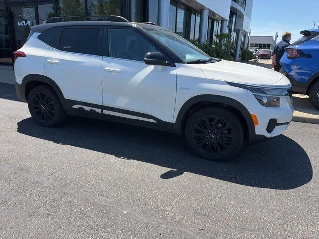 Used 2022 White Kia Nightfall image 6