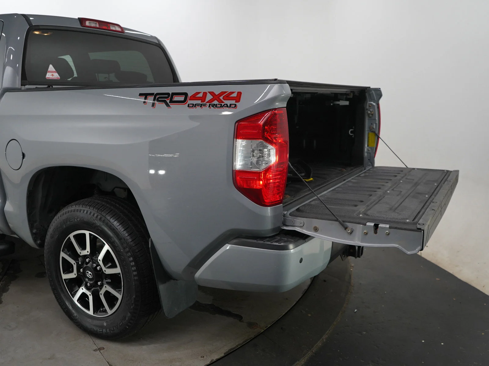 Used 2018 Cement Toyota SR5 image 9