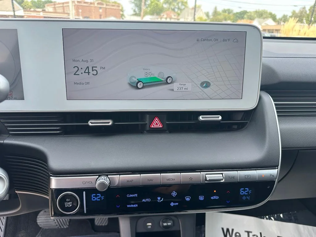 Used 2022 White Hyundai SE image 16