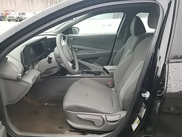 Used 2025 Black Hyundai SE image 29
