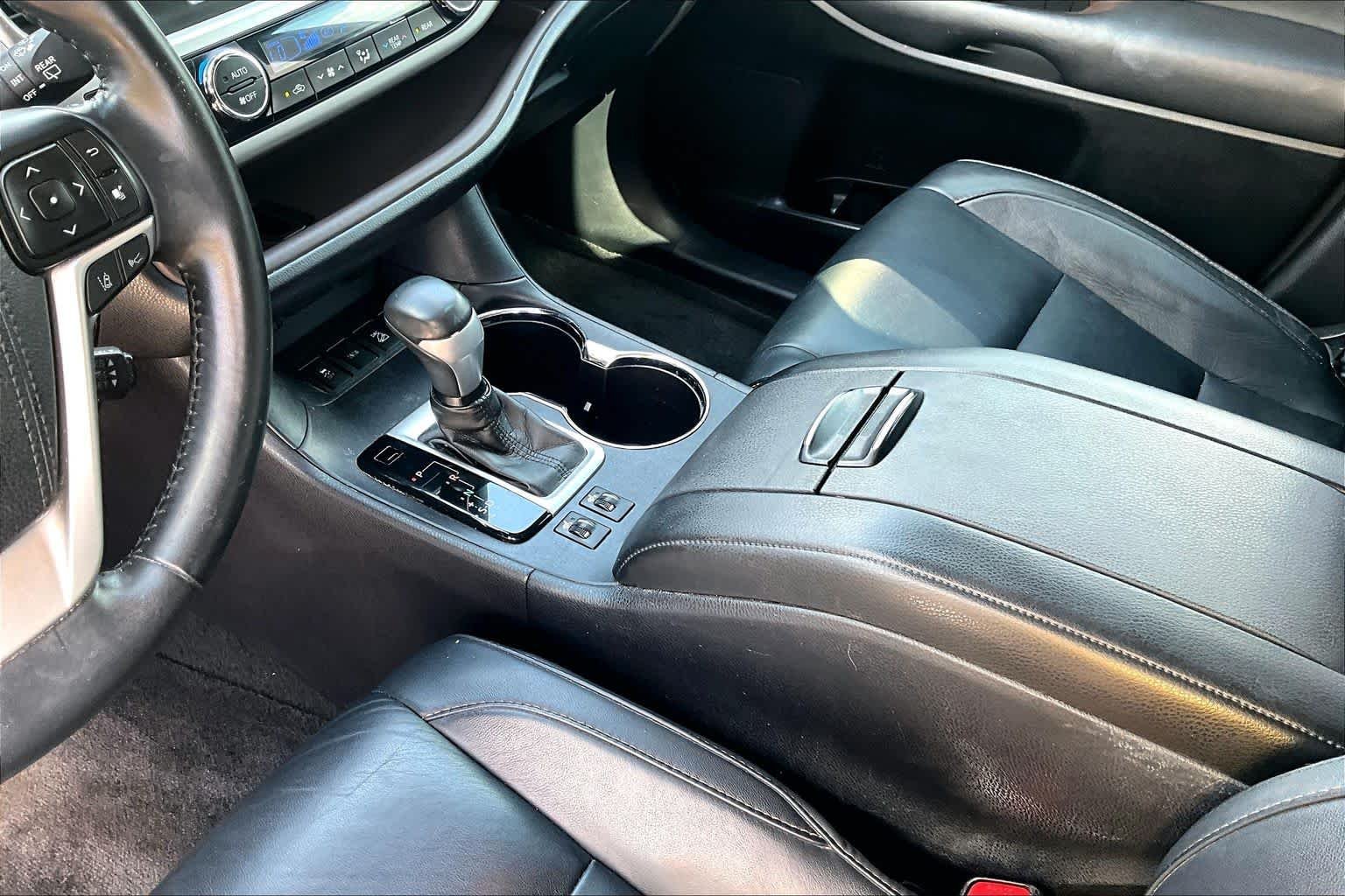 Used 2018 Blizzard Pearl Toyota XLE image 17