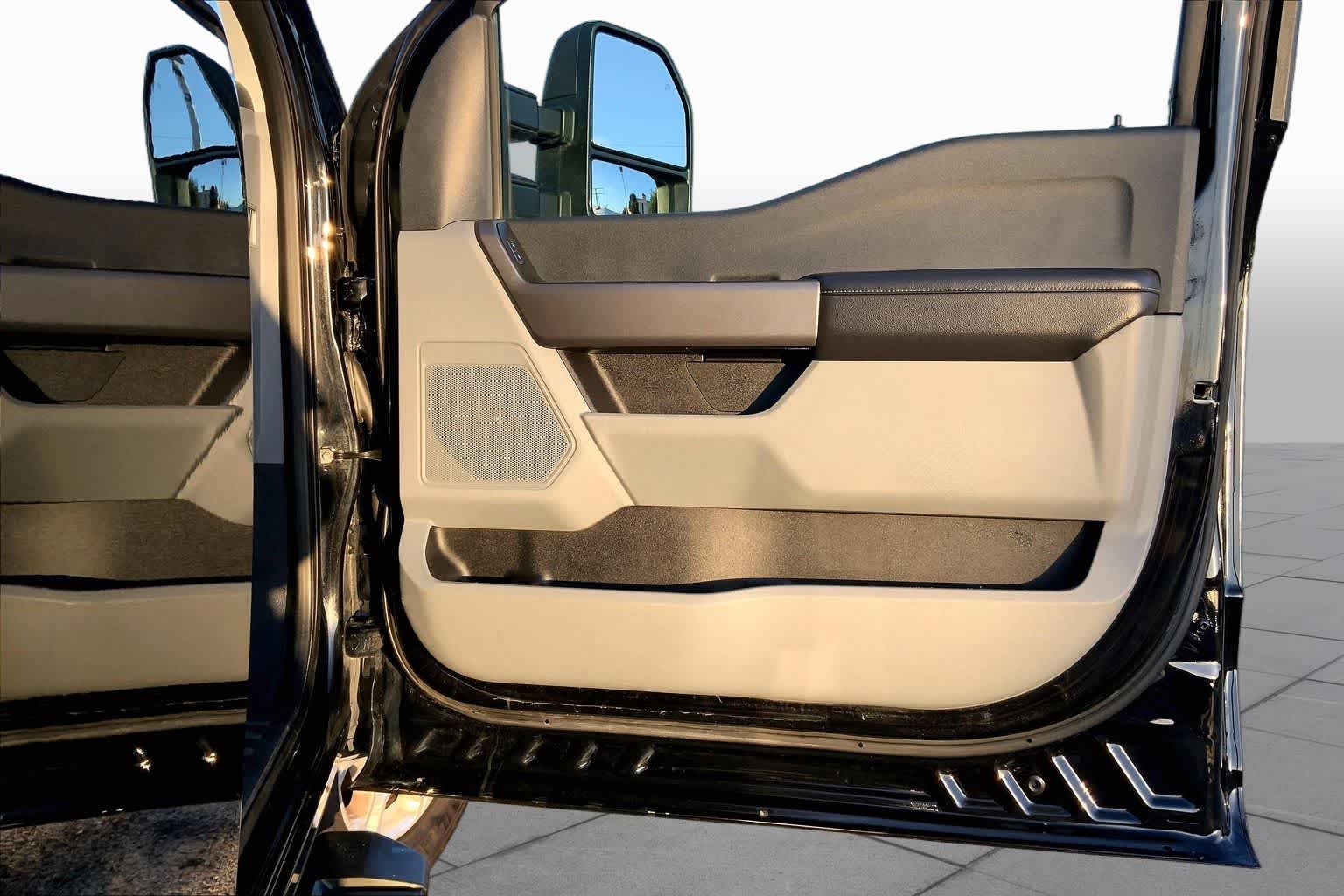 Used 2025 Agate Black Metallic Ford F-250 Pickup XLT image 23