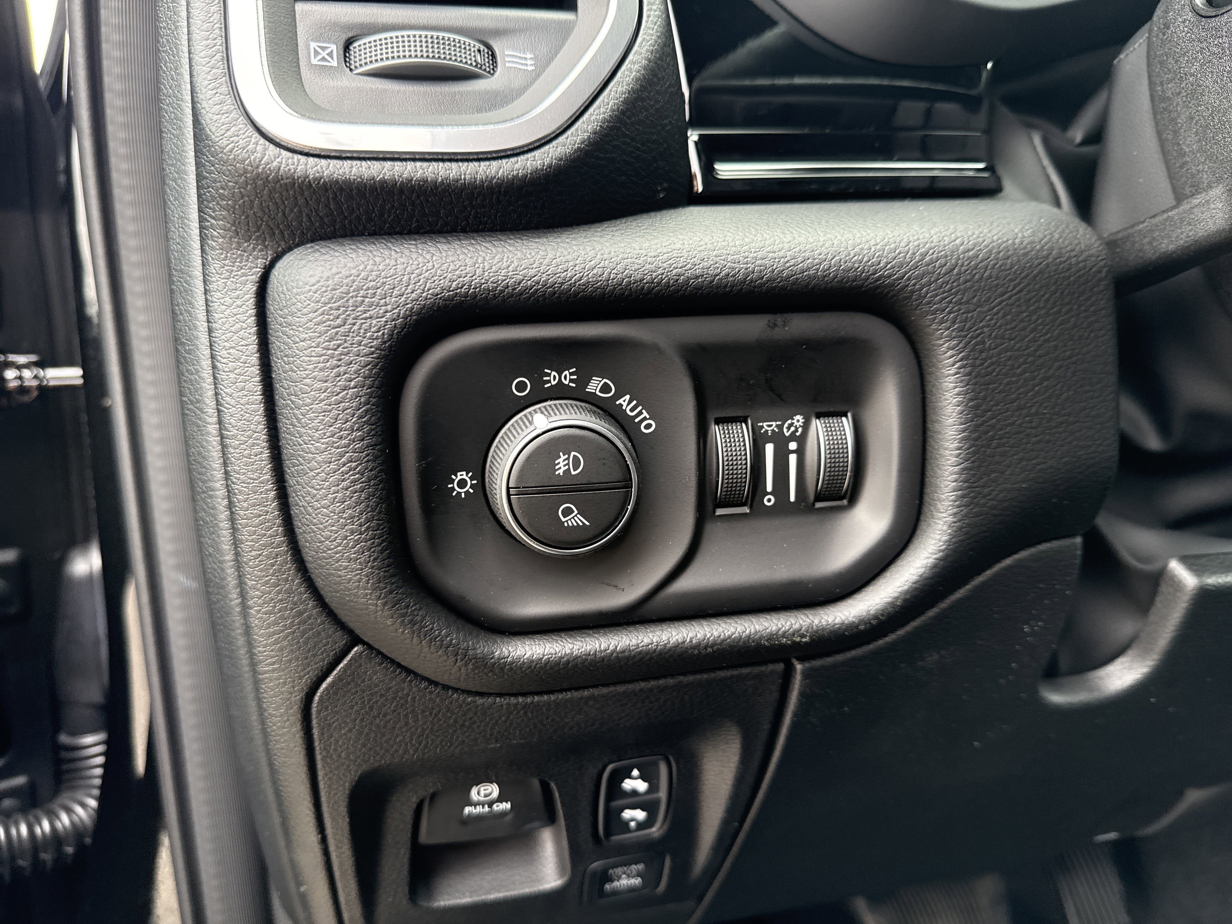 New 2026 Diamond Black Crystal Pearl-Coat Exterior Paint RAM Laramie image 34