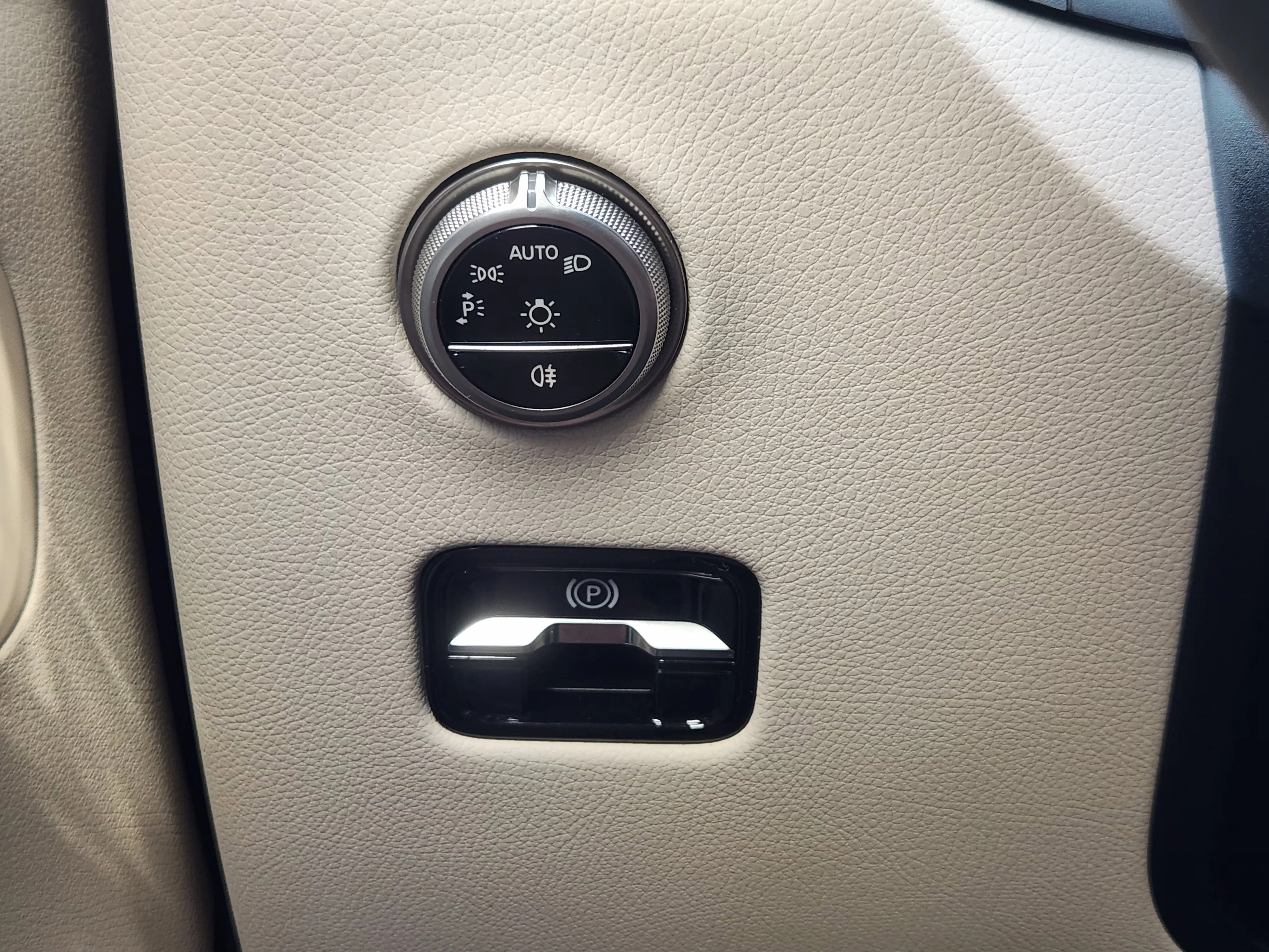 Used 2025  Mercedes-Benz GLC 300 Base image 22