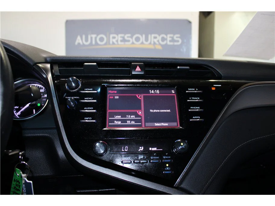 Used 2018 Black Toyota SE Sedan 4D image 30