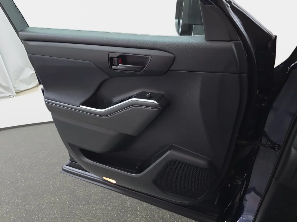 Used 2020  Toyota LE image 26